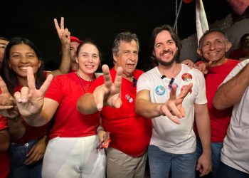 Uma Multidão Sai às Ruas de Bayeux para Abraçar Domiciano, Sara e Pedro Cunha Lima em Grande Caminhada