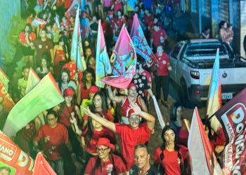 Domiciano e Sara realizam caminha no bairro Brasília em Bayeux