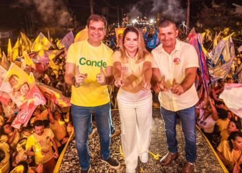 Karla Pimentel comanda comício ao lado de Mersinho no Centro de Conde: “nada supera o trabalho e a verdade”