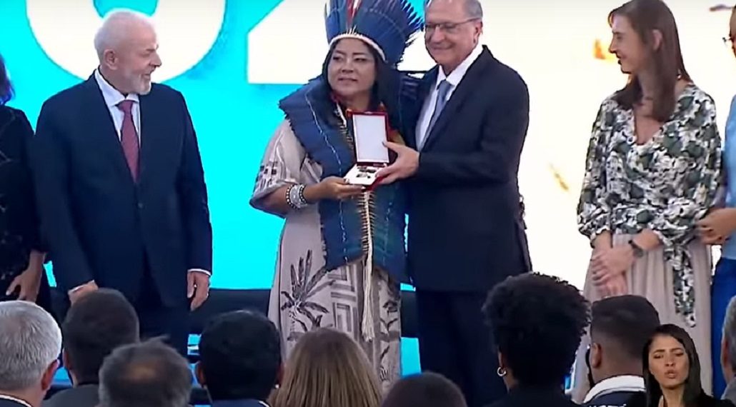 Governo Federal homenageia paraibana com medalha por contribuição à vacinação