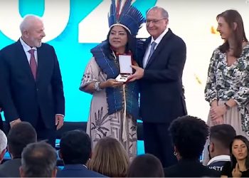 Governo Federal homenageia paraibana com medalha por contribuição à vacinação