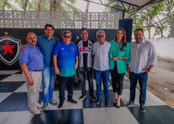 Cícero é homenageado pelo Botafogo-PB em agradecimento ao incentivo da Prefeitura de João Pessoa ao clube