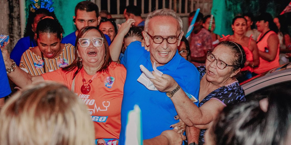 Caminhada no Bairro dos Novais: Cícero anuncia reforma do campo do Alvorada e celebra obras de infraestrutura