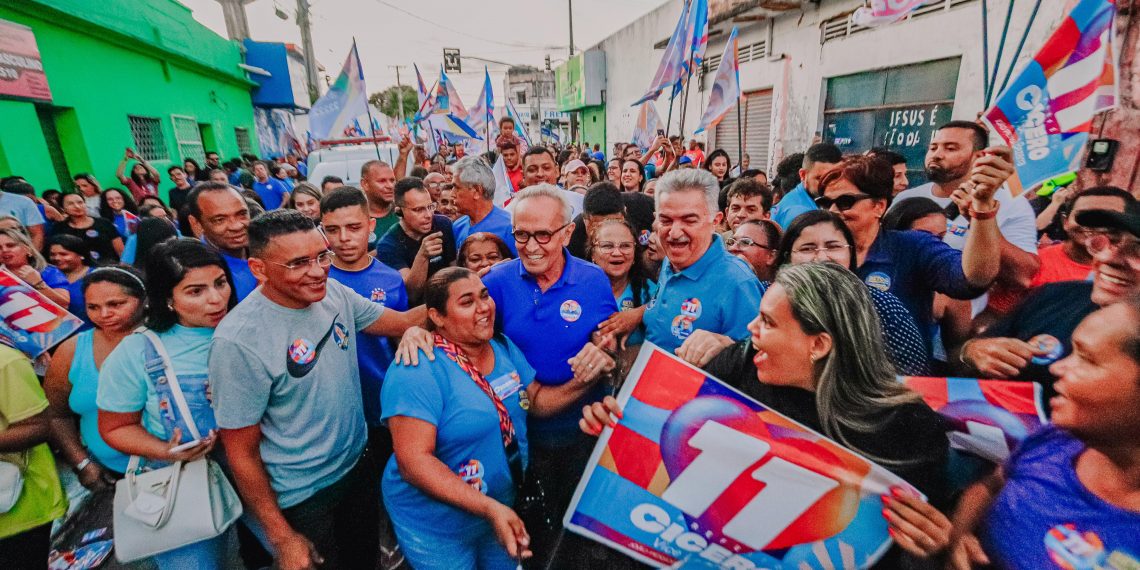 Caminhada em Cruz das Armas: Cícero Lucena destaca obras em todas as áreas do bairro