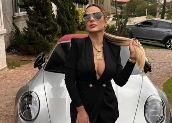 Deolane Bezerra fala com a irmã após deixar o presídio em Pernambuco