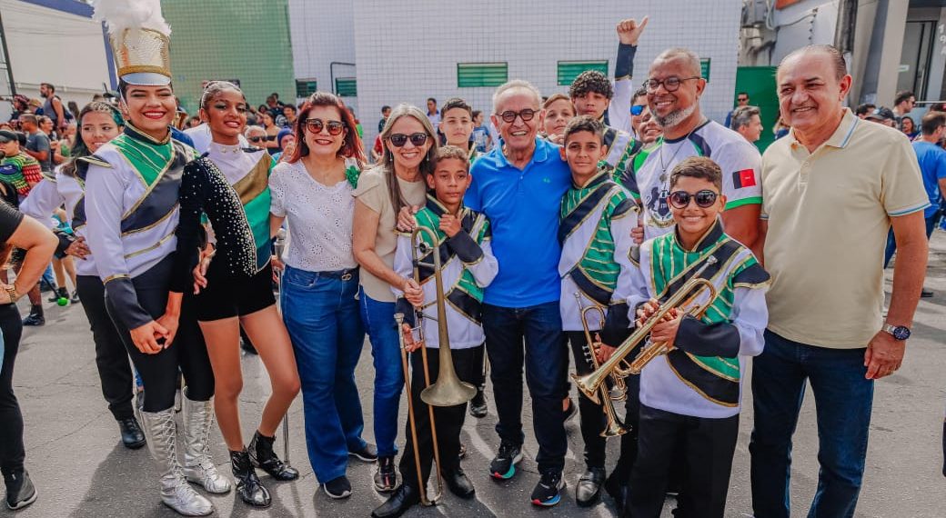 Cícero prestigia desfile cívico em Mangabeira e destaca maior incentivo já feito pela Prefeitura às bandas marciais