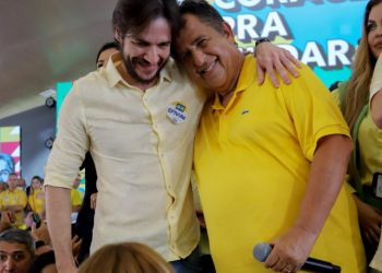 Pedro participa de caminhada de Domiciano em Bayeux nesta segunda