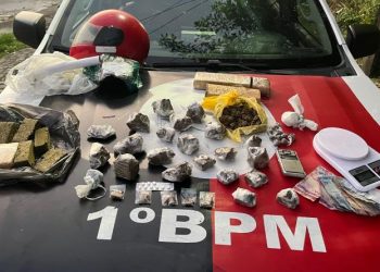 PM apreende drogas com suspeito de tráfico usando tornozeleira eletrônica, em Cruz das Armas