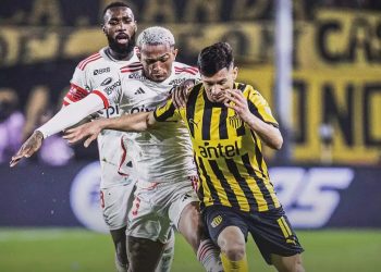 Flamengo empata com Peñarol e dá adeus à Libertadores