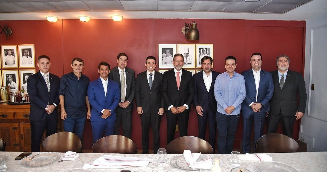 Arthur Lira sela apoio a Hugo Motta em almoço com líderes