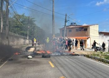 População fecha avenida de João Pessoa em novo protesto contra morte de trabalhador