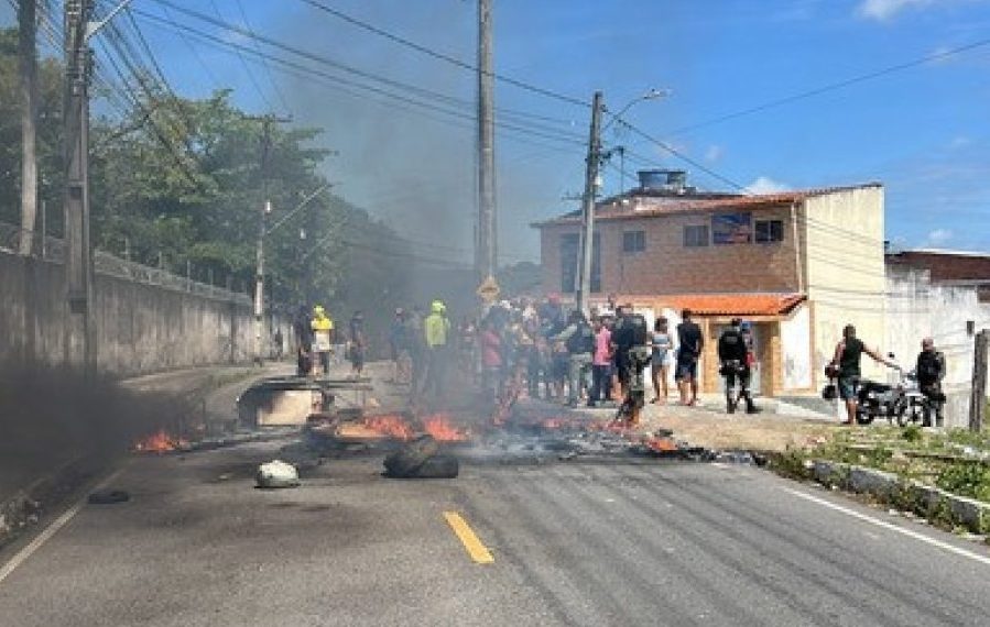 População fecha avenida de João Pessoa em novo protesto contra morte de trabalhador