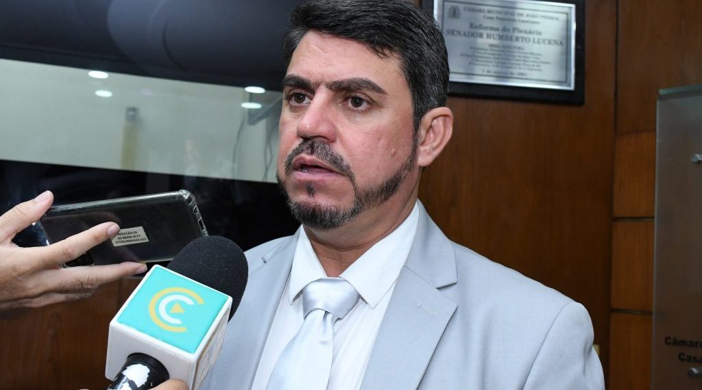 Relatora cita ausência de provas e TRE-PB derruba afastamento de Dinho