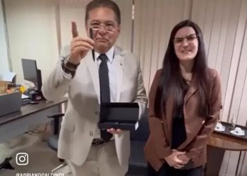 Adriano Galdino recebe caneta de presente e projeta futuro: “Vou guardar para a minha posse como governador do Estado”
