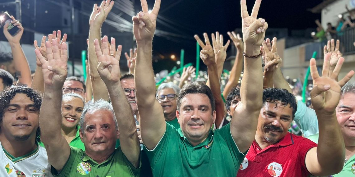 Helder Carvalho e Dr. Zé Célio fazem comício de encerramento e levam multidão às ruas de Sousa