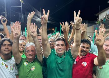 Helder Carvalho e Dr. Zé Célio fazem comício de encerramento e levam multidão às ruas de Sousa