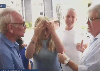 João Azevêdo vota acompanhado do candidato Cícero Lucena, em João Pessoa