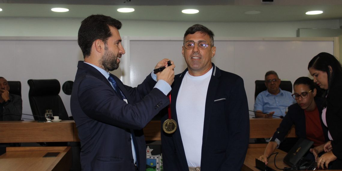 ALPB concede Comenda Talento Esportivo ao campeão mundial de futsal Leucinho Barbosa