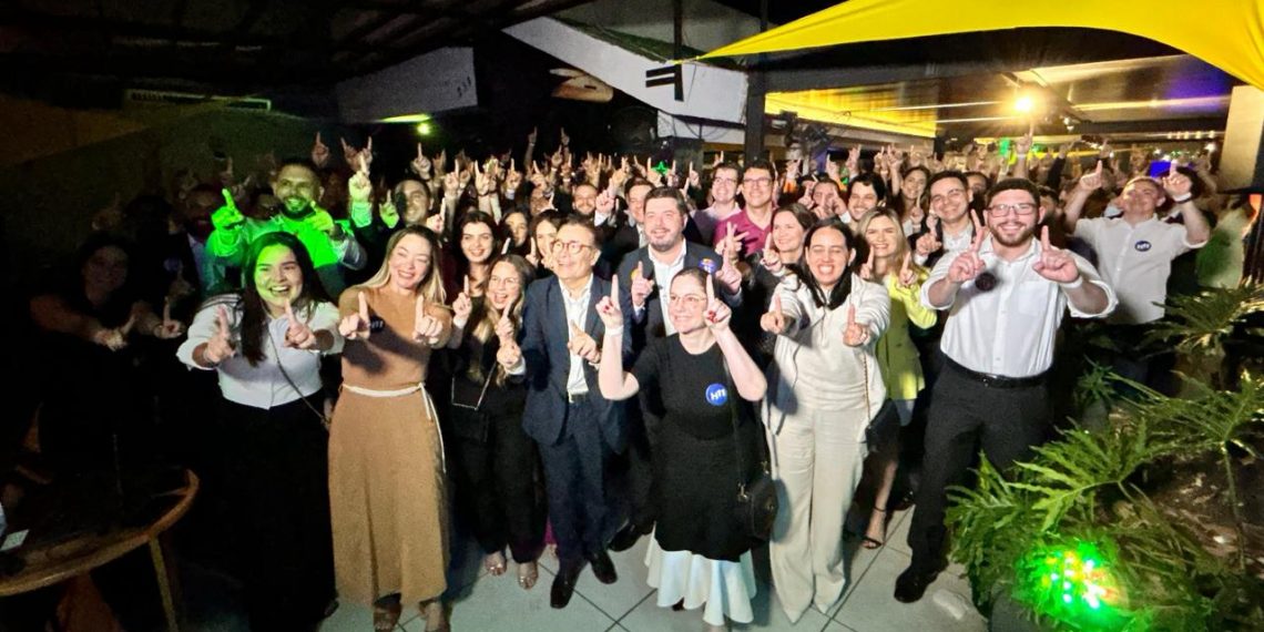 Harrison recebe apoio do advogado Daniel Sebadelhe durante evento em João Pessoa