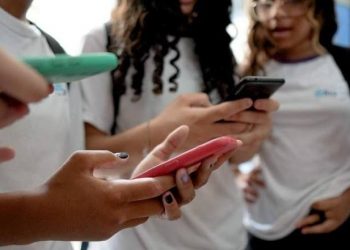Comissão da Câmara aprova projeto que proíbe o uso de celular em escolas