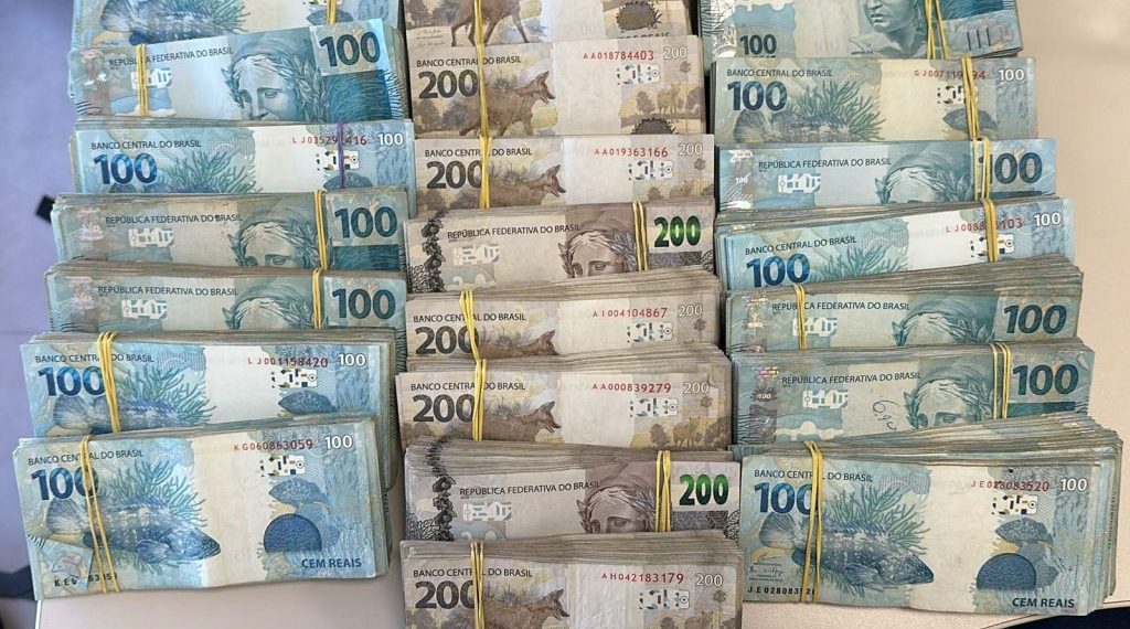 Polícia Federal apreende R$ 300 mil em carro com santinhos, em João Pessoa