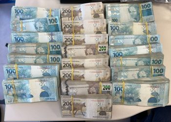 Polícia Federal apreende R$ 300 mil em carro com santinhos, em João Pessoa