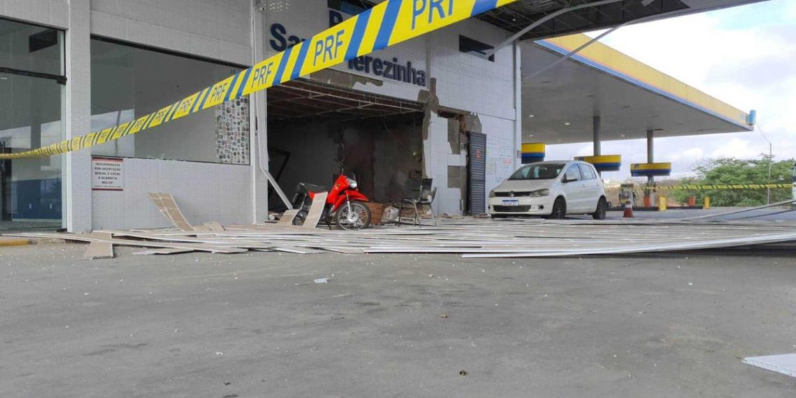 Grupo explode cofre de posto de combustível em Campina Grande e faz funcionários reféns