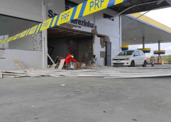 Grupo explode cofre de posto de combustível em Campina Grande e faz funcionários reféns