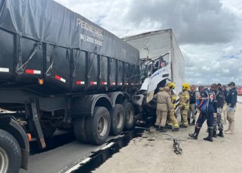 Acidente na BR-101: caminhão-baú colide com carreta e motorista fica preso nas ferragens