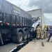 Acidente na BR-101: caminhão-baú colide com carreta e motorista fica preso nas ferragens