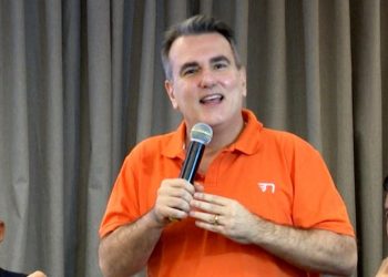 Coligação entra com ação para Queiroz devolver dinheiro recebido indevidamente