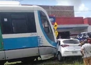 Carro é atingido por trem ao tentar atravessar trilho, em João Pessoa