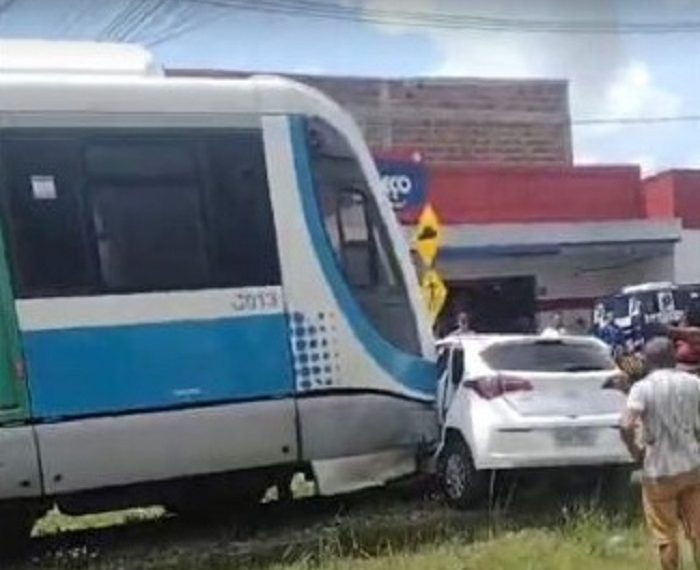 Carro é atingido por trem ao tentar atravessar trilho, em João Pessoa