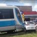 Carro é atingido por trem ao tentar atravessar trilho, em João Pessoa