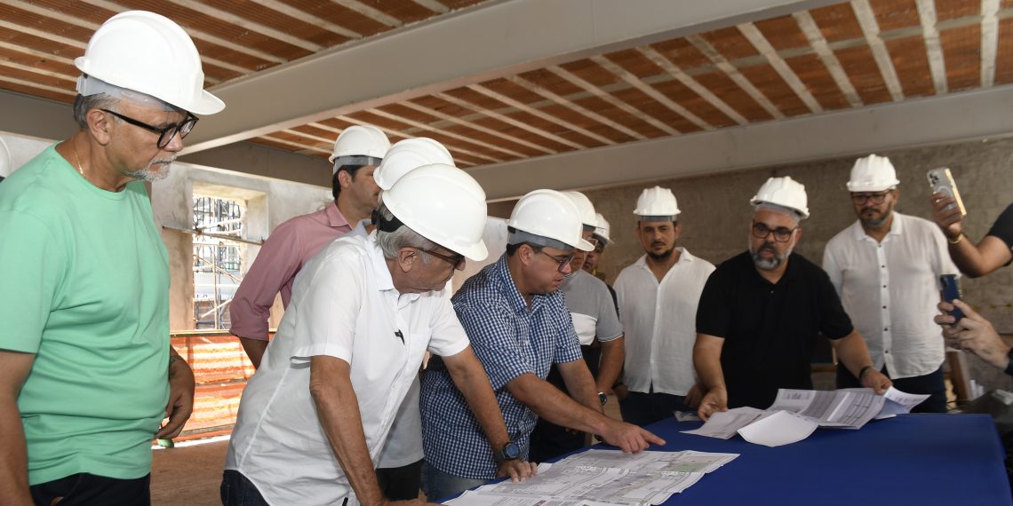 Prefeito, secretários e presidente da CMJP visitam obra da nova sede