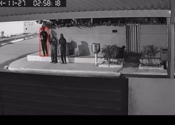 Câmera de segurança flagra criminosos com arma de grosso calibre nas ruas de Bayeux