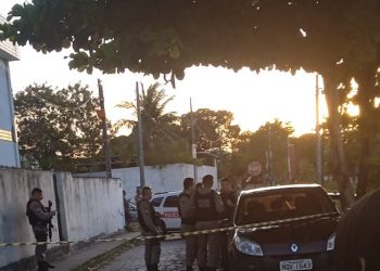 Jovem é assassinado a tiros dentro de carro vermelho em Mandacaru