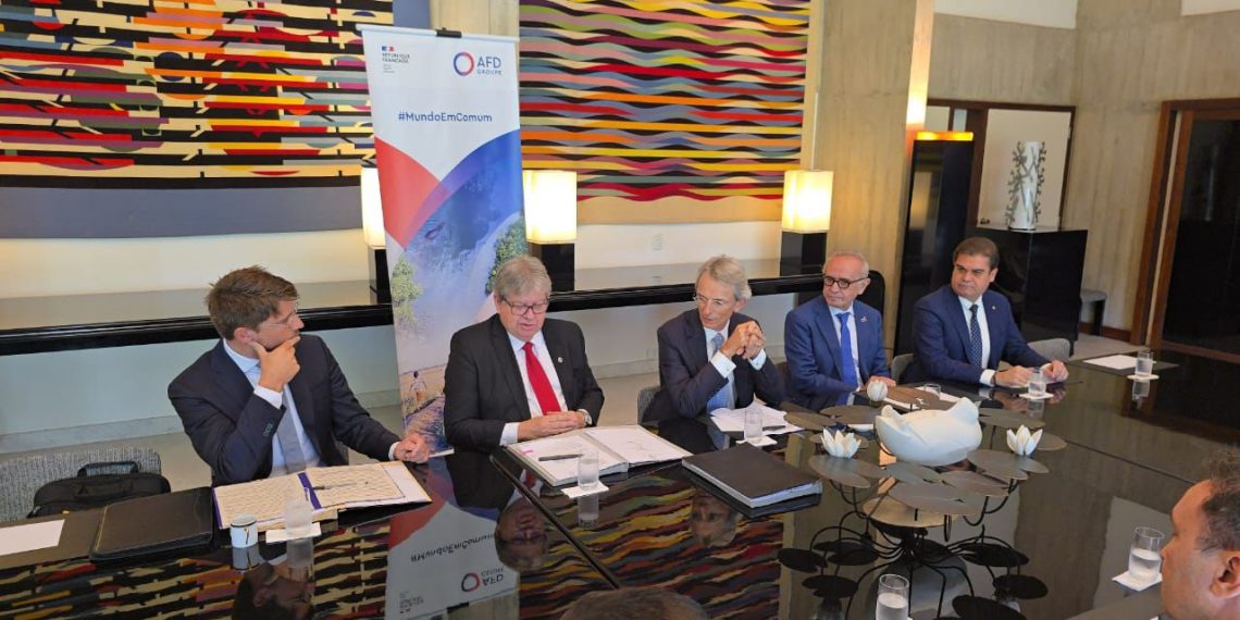 Cícero Lucena participa da assinatura de contrato pelo Governo da Paraíba com agência francesa para implantar projeto do BRS em João Pessoa