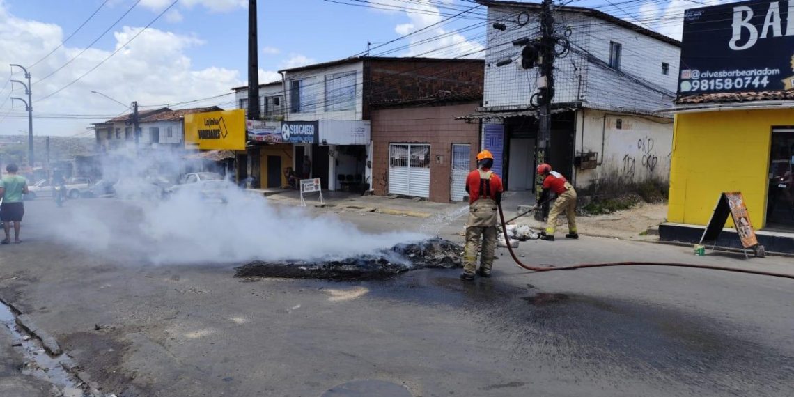 Moradores do Grotão fazem protesto e ateiam fogo em objetos em pelo menos cinco ruas
