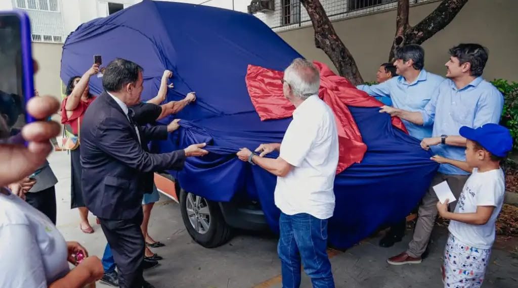 Cícero Lucena e Leo Bezerra celebram doação de van adaptada para pacientes do Centro de Doenças Raras