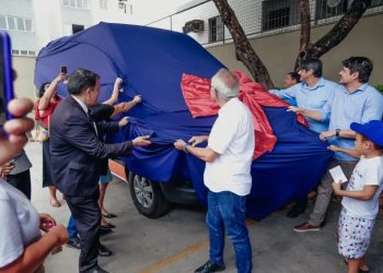 Cícero Lucena e Leo Bezerra celebram doação de van adaptada para pacientes do Centro de Doenças Raras