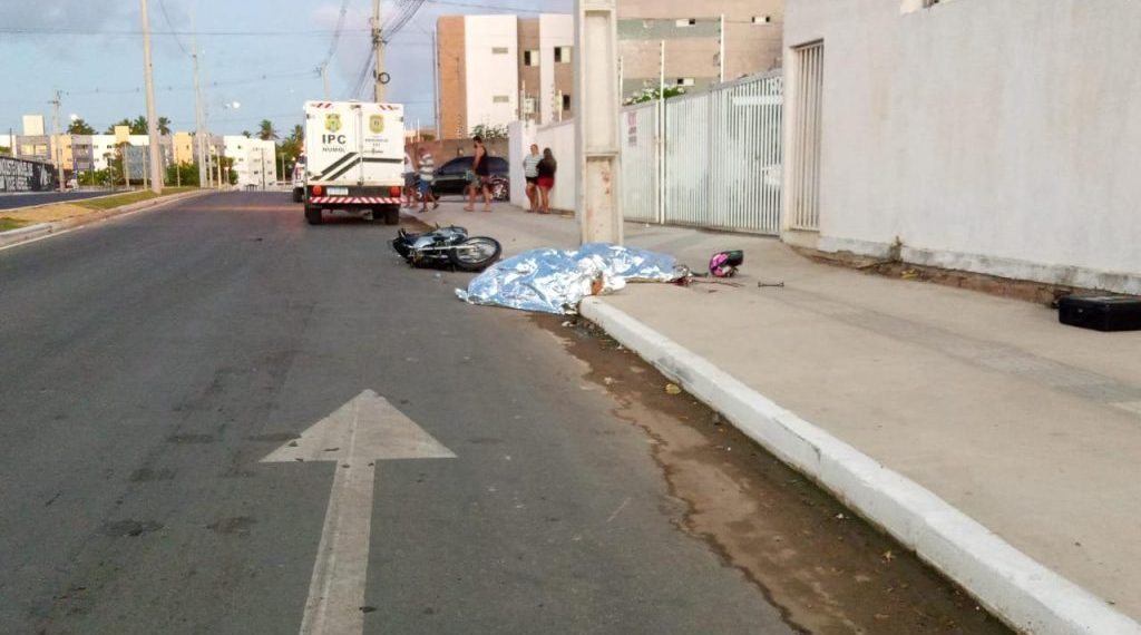 Casal morre ao fugir de abordagem policial e colidir com poste, em João Pessoa