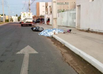 Casal morre ao fugir de abordagem policial e colidir com poste, em João Pessoa