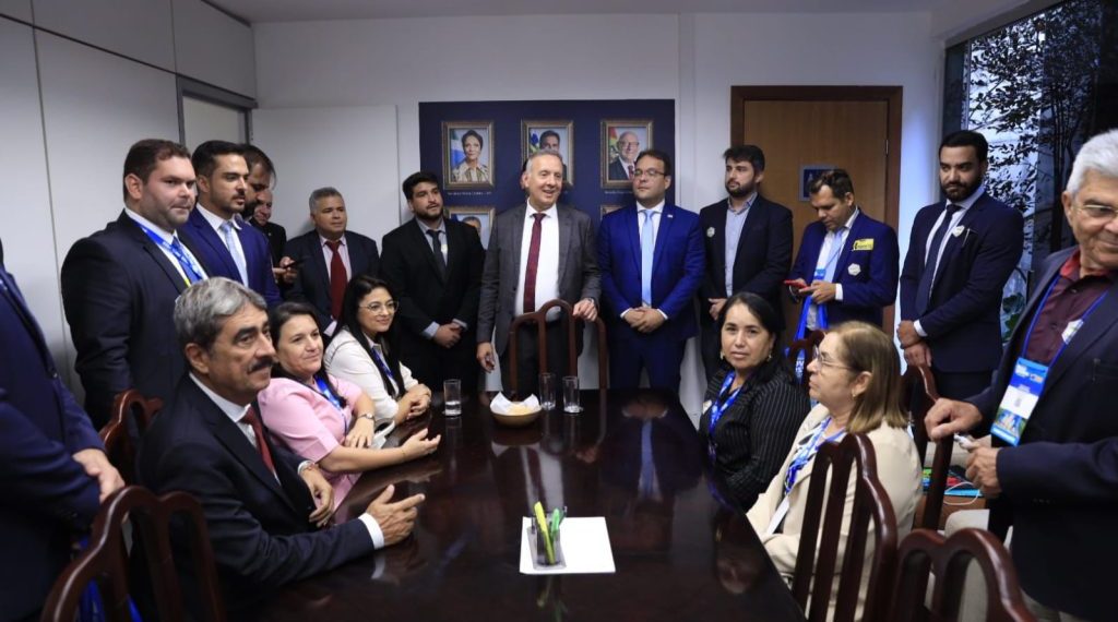 Aguinaldo Ribeiro recebe prefeitos paraibanos em Brasília e reforça apoio aos municípios