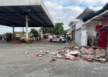 Bandidos tentam explodir caixa eletrônico de posto e deixam destruição em João Pessoa