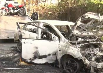 Incêndio destrói carro abandonado no Colinas do Sul, em João Pessoa