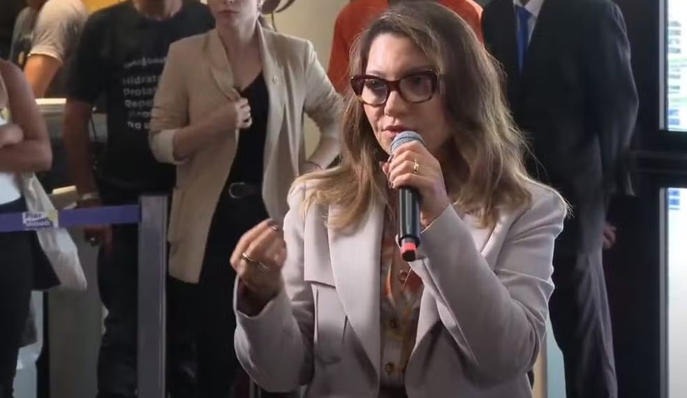 Janja cobra regulação das redes e xinga bilionário Elon Musk