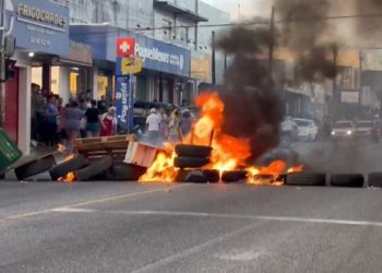 Moradores fecham avenida durante protesto em João Pessoa