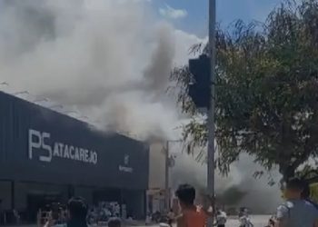 Incêndio de grandes proporções atinge supermercado em Picui, na Paraíba