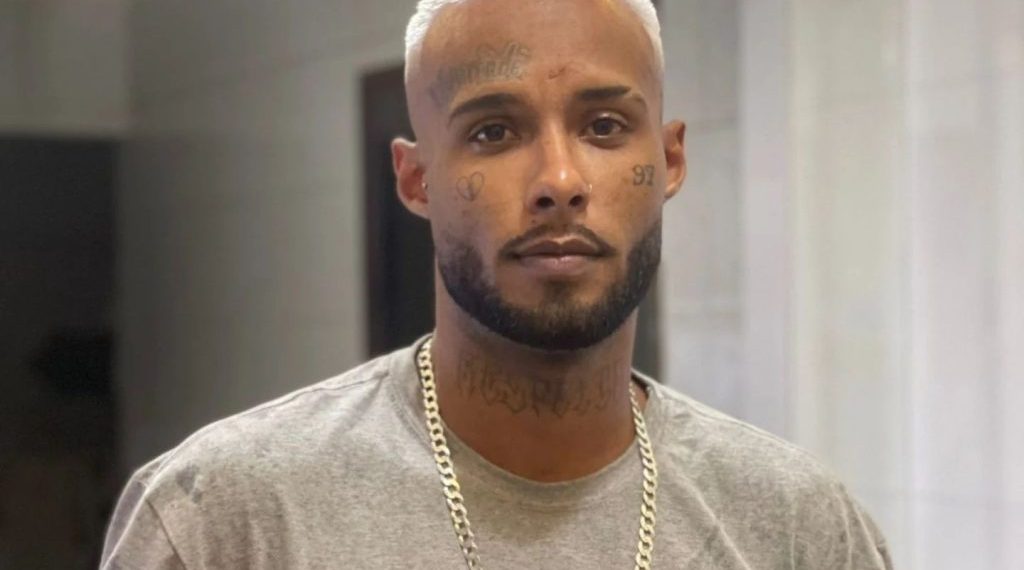 Tatuador é baleado e morre nos braços do pai em praça pública de Santa Rita